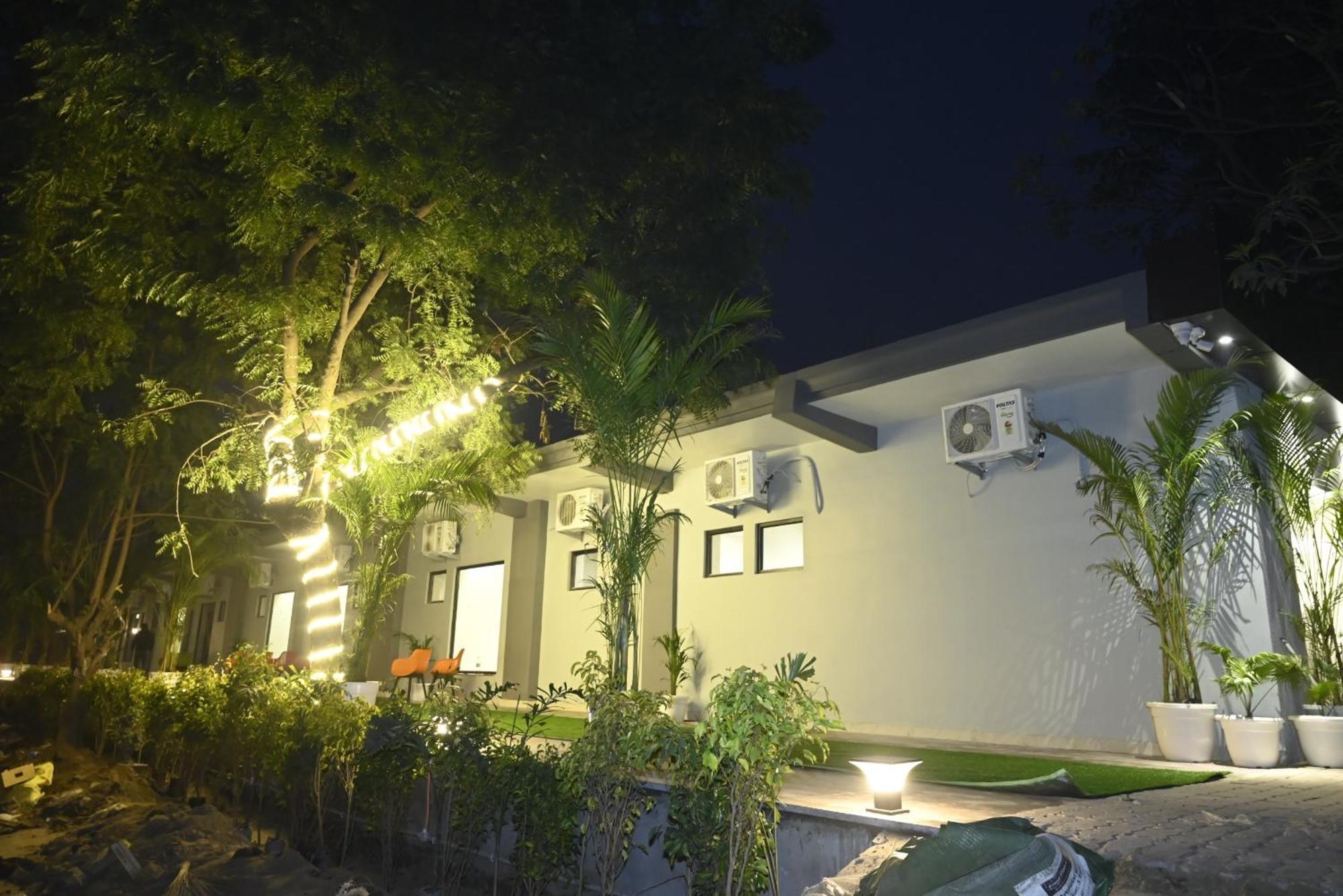 Trisaa Resort & Banquets Jhusi Exterior foto